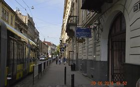 Квартира на вулиці Дорошенка 12 в центрі Львова недалеко Оперного театру з власною парковкою у дворі